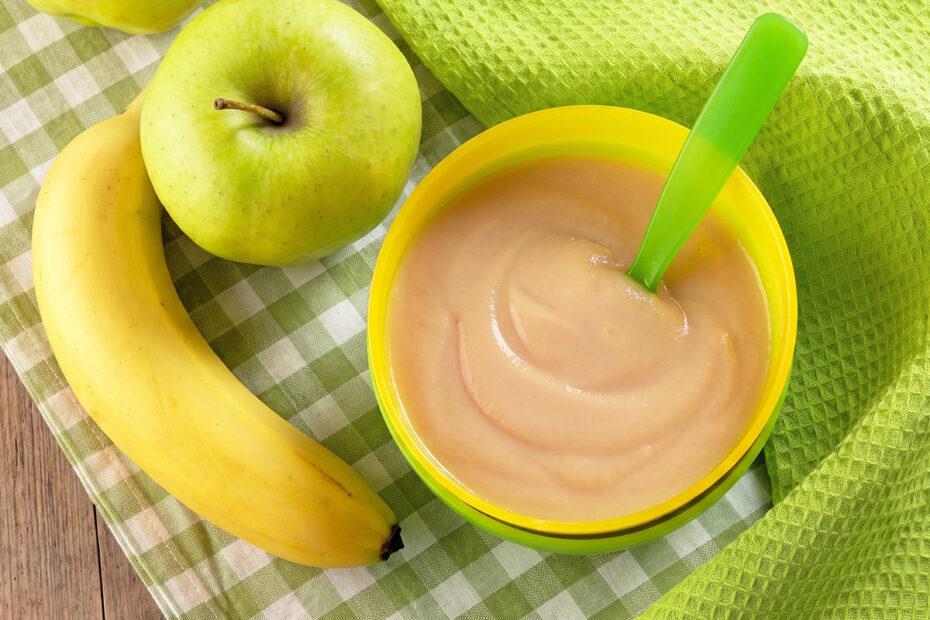 Papilla de frutas para bebés con manzana, plátano y pera