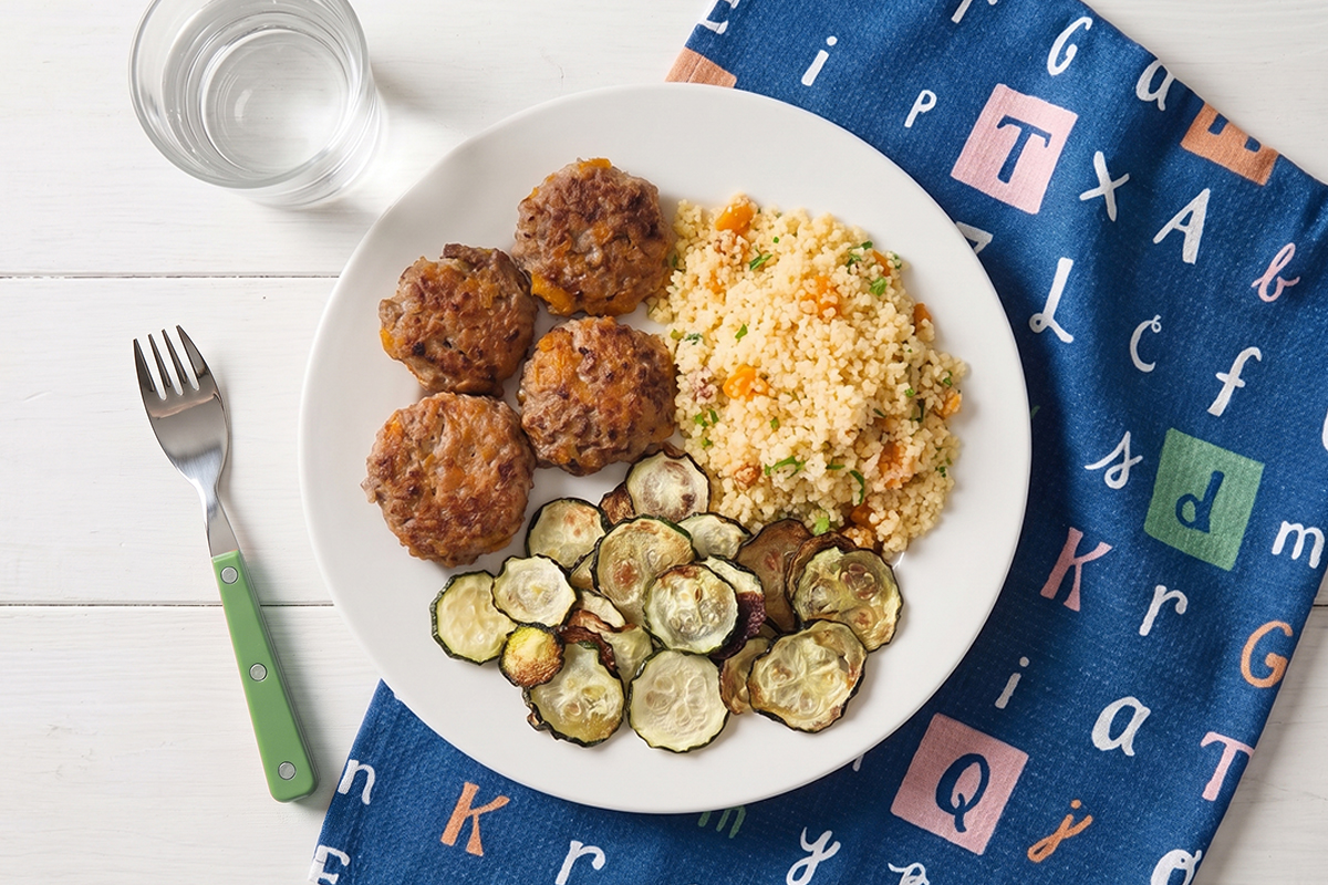 Plato Harvard para niños: hamburguesas de ternera con cuscús y chips de calabacín