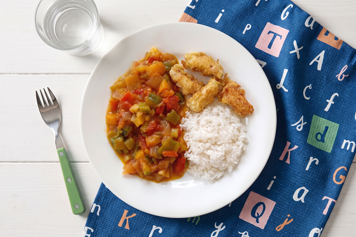 Plato Harvard para niños: merluza rebozada con arroz blanco y pisto de verduras