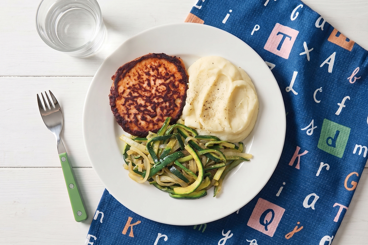 Plato Harvard para niños: hamburguesa de salmón con puré de patatas y calabacín salteado