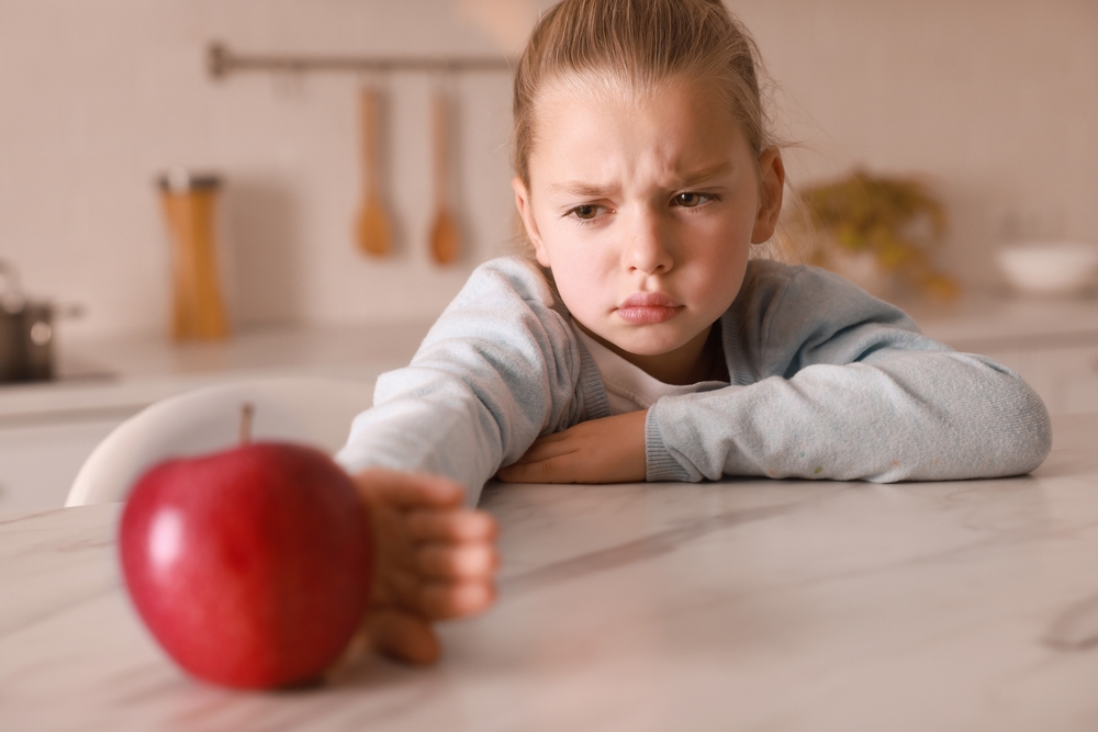 Niña rechaza una manzana