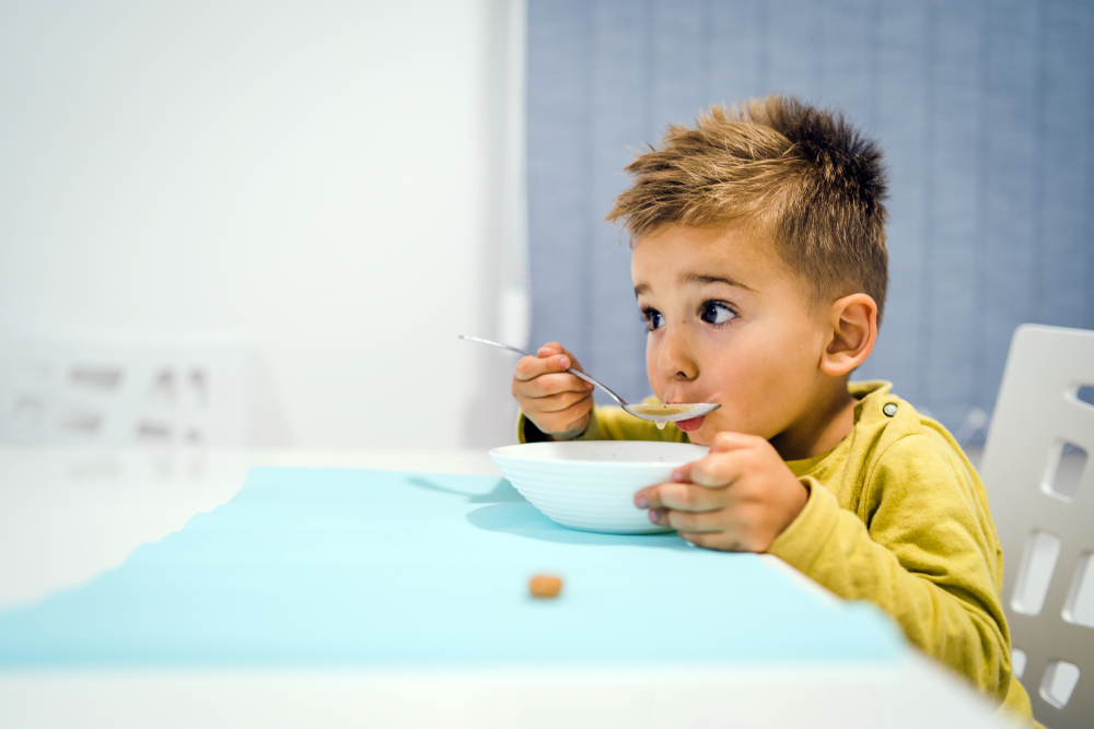 Niño comiendo sopa